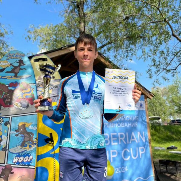 Чемпион соревнований на сап-бордах Чемпион соревнований на сап-бордах