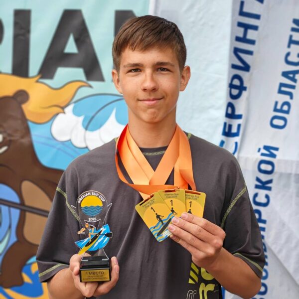 Чемпион соревнований на сап-бордах Чемпион соревнований на сап-бордах